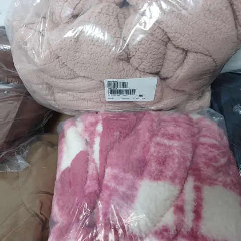 APPROXIMATELY 10 ASSORTED ITEMS OF CLOTHING IN VARYING STYLES, SIZES AND COLOURS