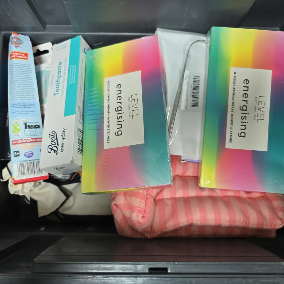 APPROXIMATELY 15 ASSORTED COSMETICS ITEMS TO INCLUDE LEVEL ENERGISING SHOWER STREAMERS, THE ORDINARY FACE AND BODY EMULSION, BOOTS TOOTHPASTE, ETC