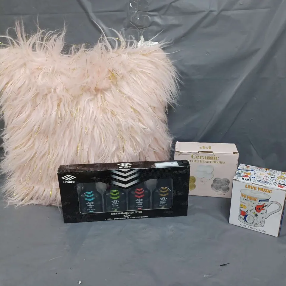 APPROXIMATELY 15 HOUSEHOLD ITEMS TO INCLUDE CUSHIONS, MUGS AND MINI FRAGRANCES