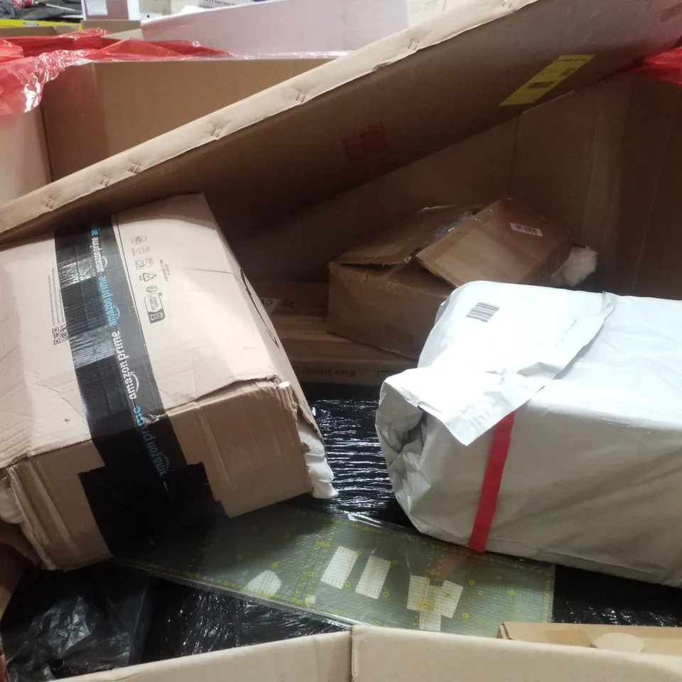 PALLET CONTAINING ASSORTED PRODUCTS INCLUDING CHAIR MOUNTED KEYBOARD TRAY, PUTTING PRACTICE GREEN, GOLD ROUND MIRROR & PACK ANIMAL BARRIER FENCE