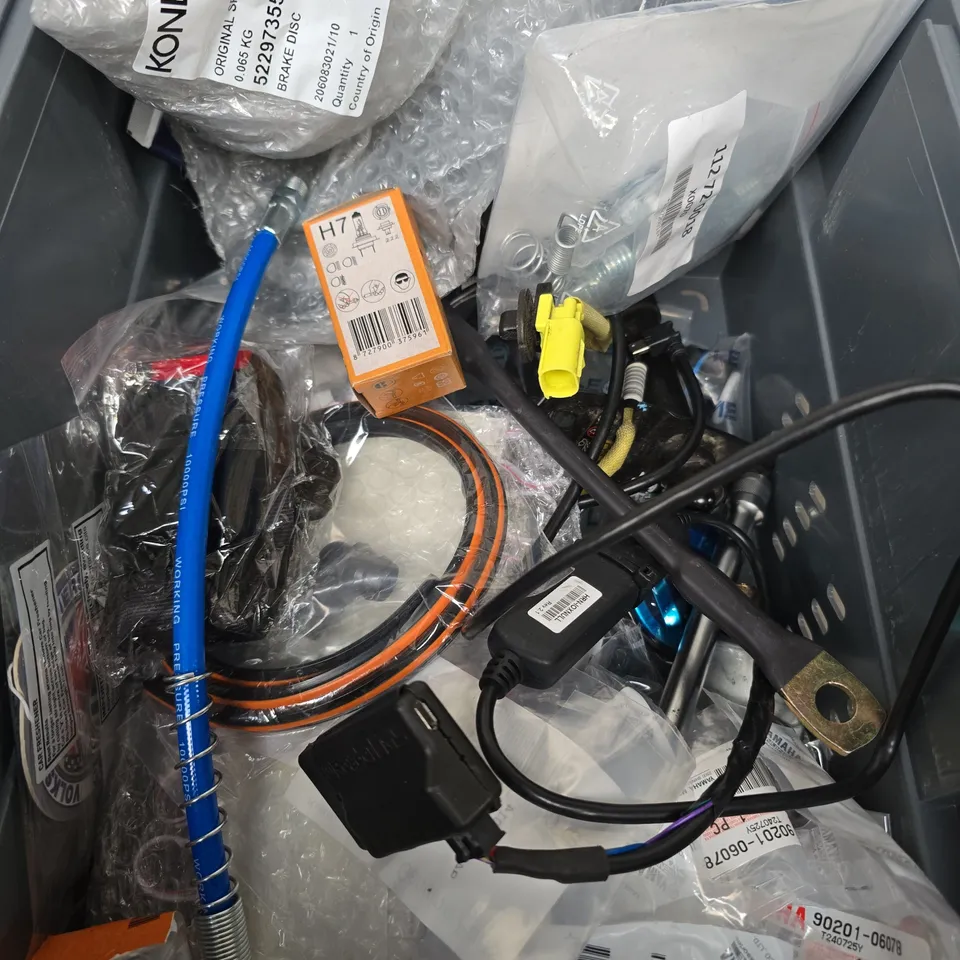 BOX OF ASSORTED CAR ITEMS TO INCLUDE - TOOLS - NUT AND BOLTS - CABLES AND SEAT BELTS 