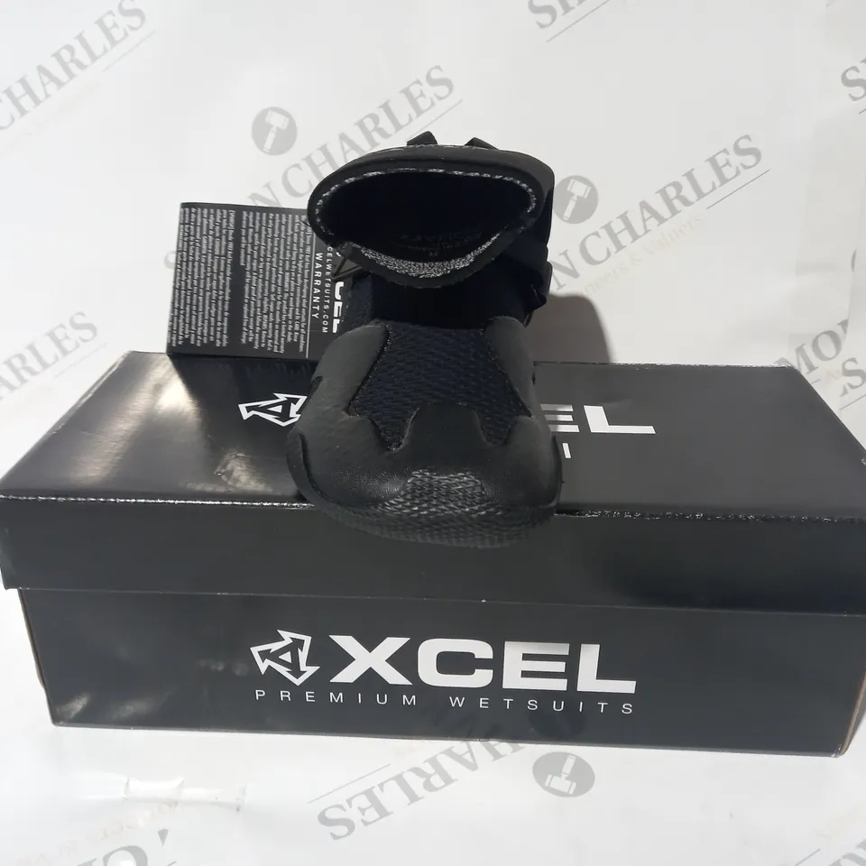 BOXED PAIR OF XCEL INFINITI ROUND TOE WETSUIT SHOES IN BLACK SIZE 8