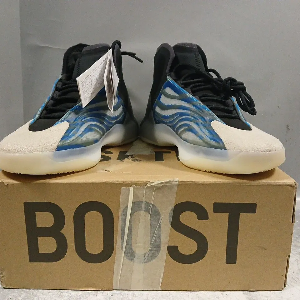 BOXED PAIR OF ADIDAS YZY BSKTBL SHOES IN BLUE/MULTI SIZE UK 9.5