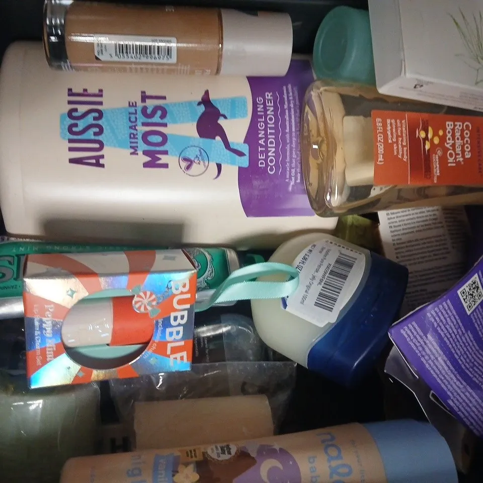 APPROXIMATELY 20 ASSORTED COSMETIC ITEMS TO INCLUDE LIZ EARLE, AUSSIE, ETC - COLLECTION ONLY