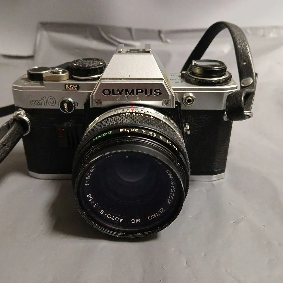 OLYMPUS OM10 CAMERA WITH CASE