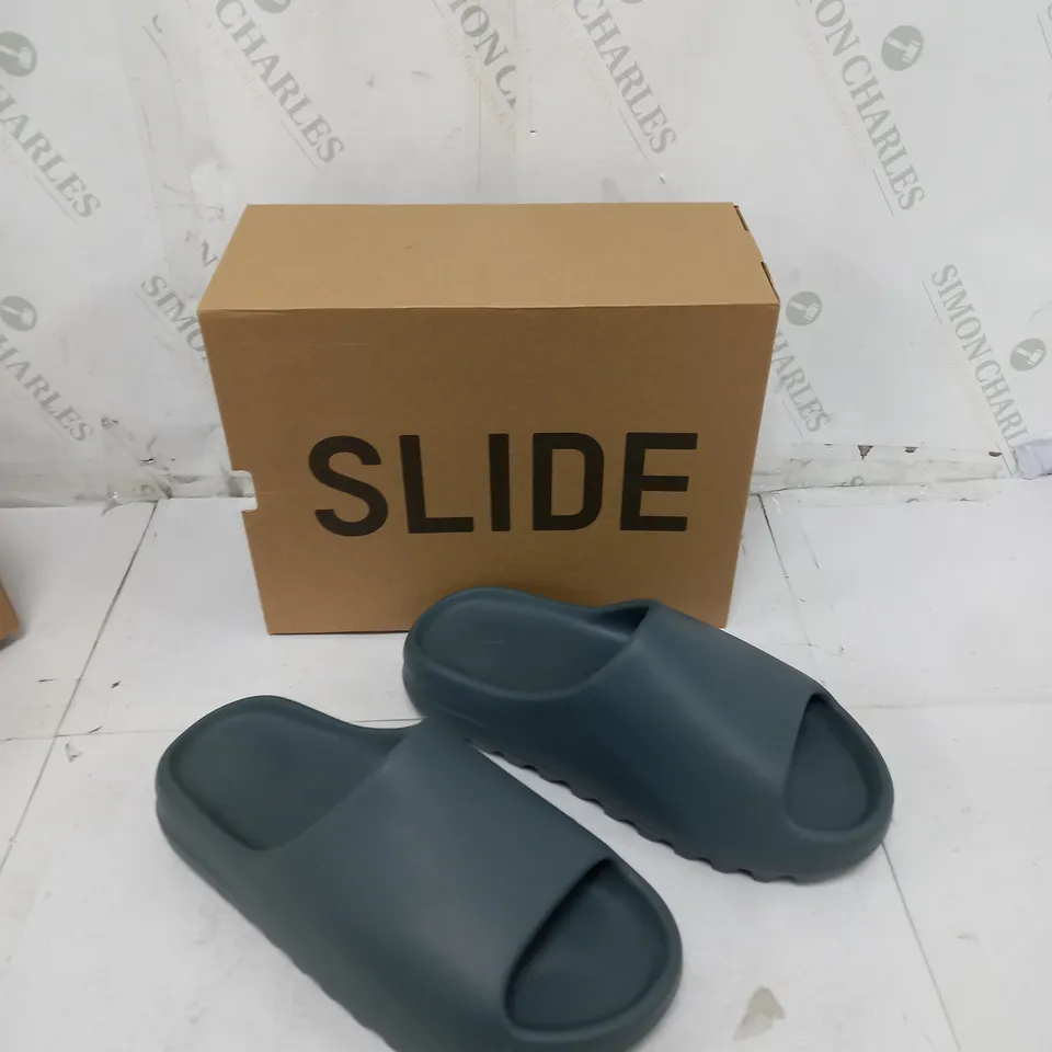 BOXED PAIR OF ADIDAS YZY SLIDE SLATE MARINE UK 9 