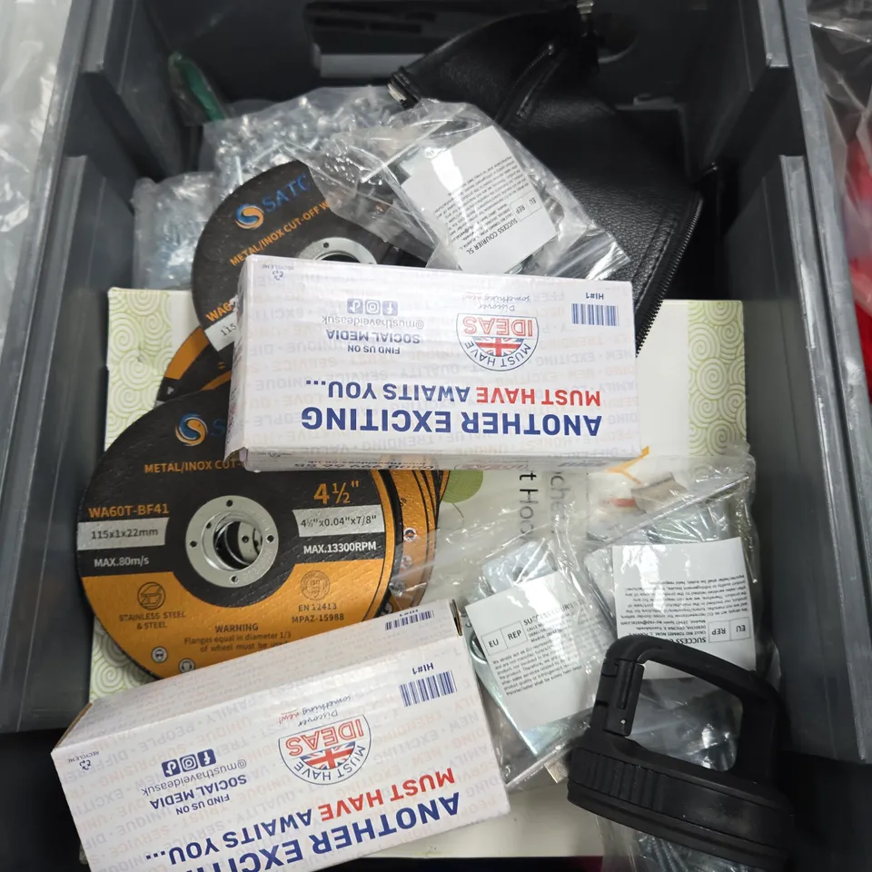 APPROXIMATELY 10 ASSORTED HOUSEHOLD PRODUCTS TO INCLUDE TOOLS, TOUCH UP PAINT PEN, BATTERY ETC 