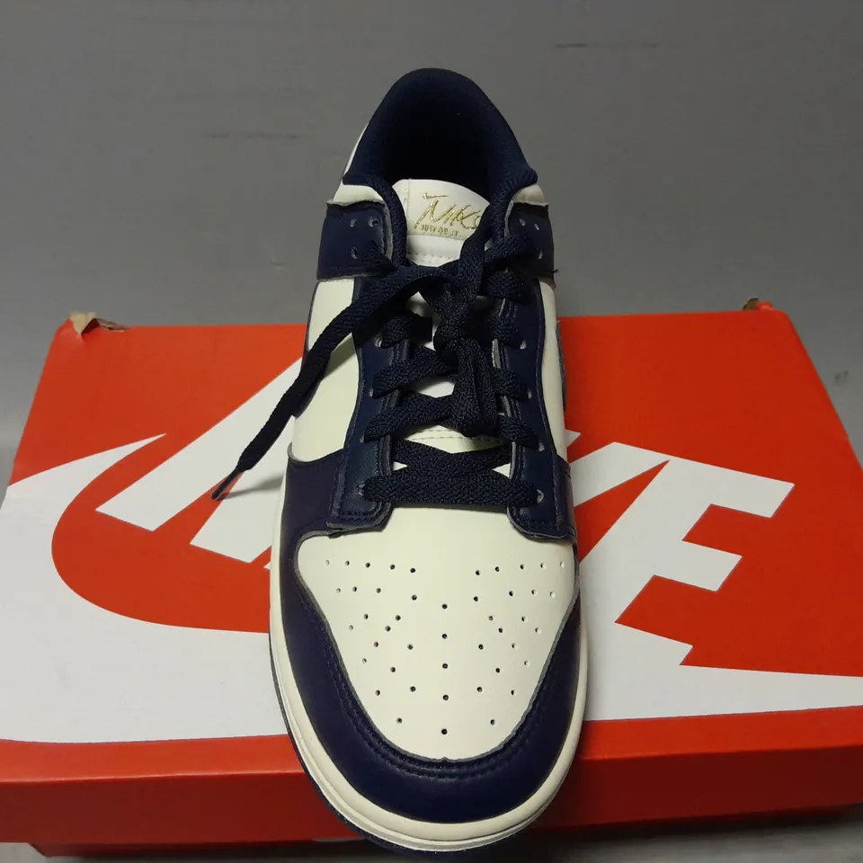 BOXED PAIR OF NIKE WOMENS DUNK LOW NEXT NATURE TRAINERS IN NAVY/WHITE - UK 8