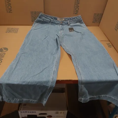 BOX CONTAINING APPROXIMATELY 12x BRAND NEW JD WILLIAMS LIGHT BLUE PLEAT JEANS - SIZE 16