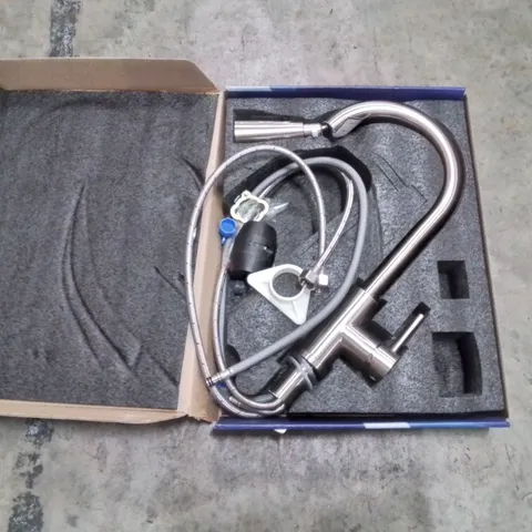 PALLET OF ASSORTED HOUSEHOLD GOODS AND PRODUCTS TO INCLUDE; KITCHEN MIXER TAP, SUITCASE, RETRACTABLE GATE ETC