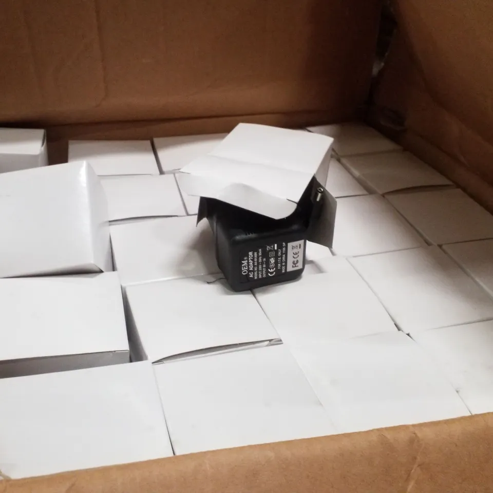 PALLET CONTAINING LARGE QUANTITY OF AC ADAPTERS