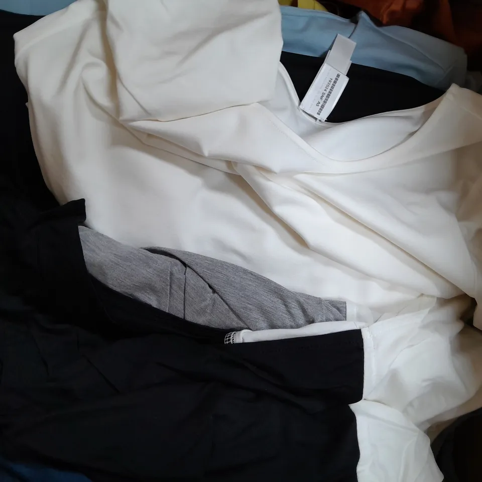 BOX OF APPROXIMATELY 10 ASSORTED CLOTHING AND FASHION ITEMS IN VARIOUS STYLES, SIZES, AND COLOURS - COLLECTION ONLY