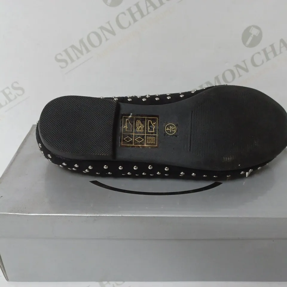 BOXED PAIR OF CASANDRA SLIP ON SHOES IN BLACK SIZE 4