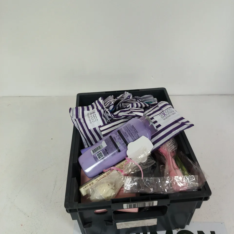 TOTE OF APPROXIMATELY 15 ASSORTED COSMETIC ITEMS TO INCLUDE: MELODYSUSIE NAIL DRYER