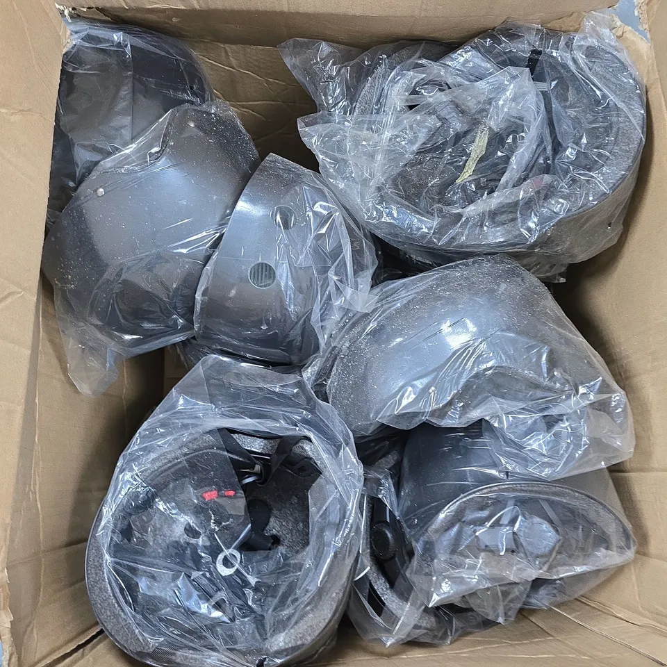 APPROXIMATELY 15 BICYCLE HELMETS IN BLACK - L