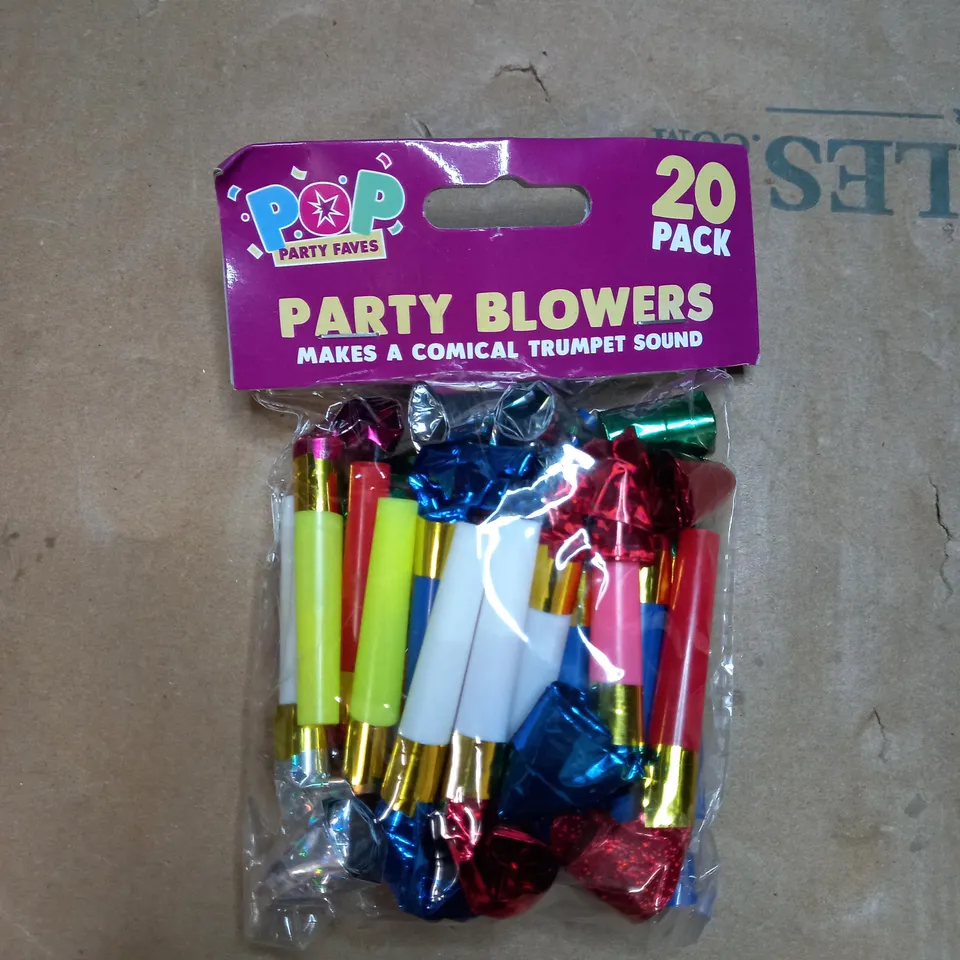 BOX OF APPROXIMATELY 25 PACKETS OF 20 PACK POP PARTY FAVS PARTY BLOWERS 