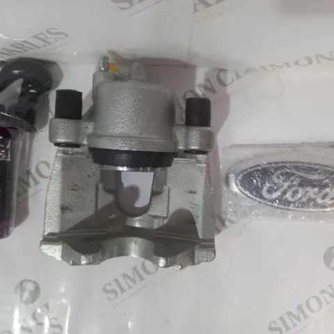 BOX OF APPROXIMATELY 8 ASSORTED VEHICLE PARTS AND ACCESSORY ITEMS TO INCLUDE FORD BADGE, 3-IN-1 HIGH PROTECTION FAST COAT SPRAY, ETC - COLLECTION ONLY