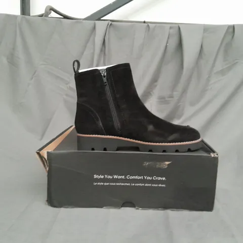 BOXED PAIR OF VIONIC CHARM BRIGHTON CHELSEA BOOTS IN BLACK SIZE 5