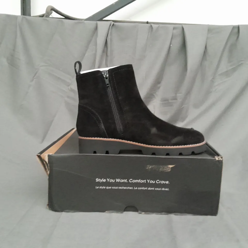 BOXED PAIR OF VIONIC CHARM BRIGHTON CHELSEA BOOTS IN BLACK SIZE 5