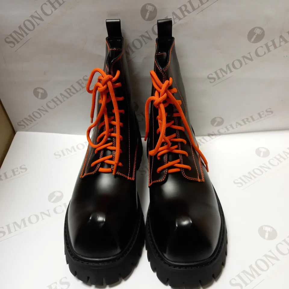 DESIGNER KOI VEGAN BOZO BLACK AND ORANGE FORK TOE BOOTS SIZE 8