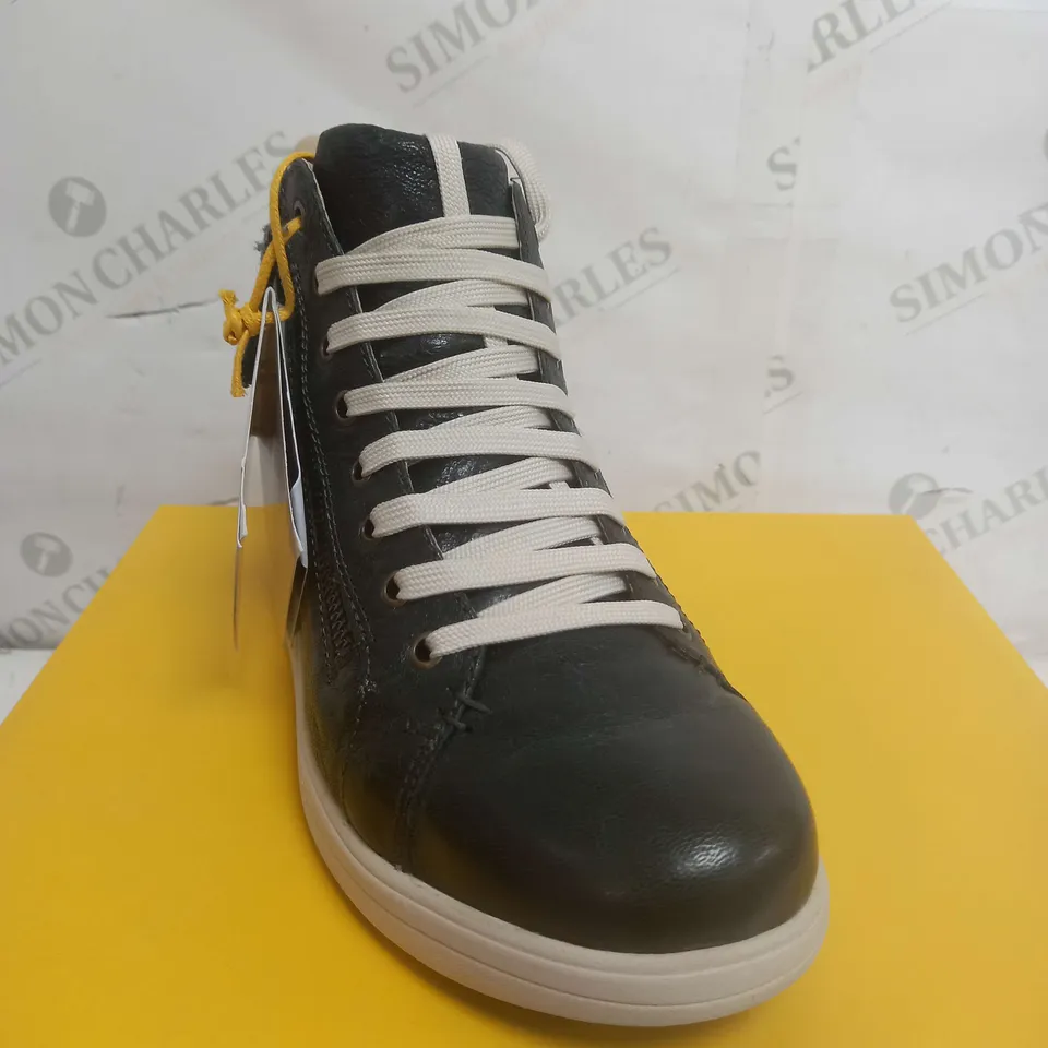 UNBOXED PAIR OF STRIVE HIGH TOP ZIP TRAINER SIZE 5.5