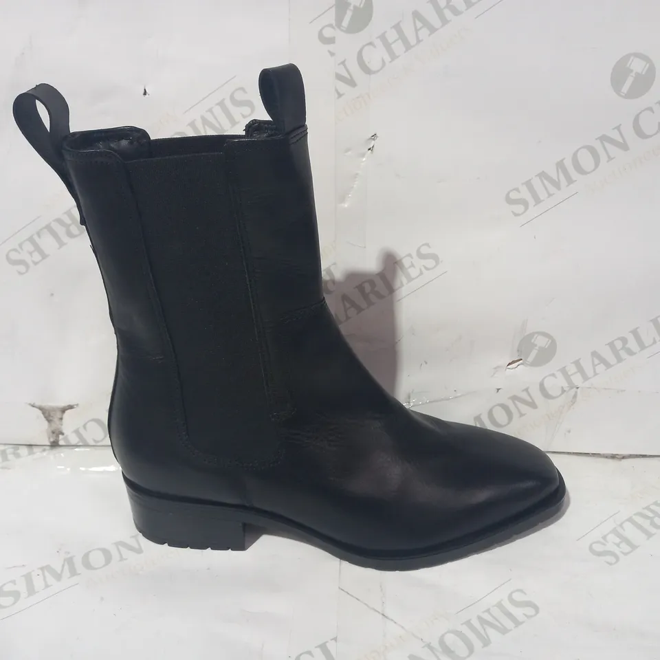 BOXED PAIR OF CLARKS FAUX LEATHER BOOTS IN BLACK UK SIZE 5