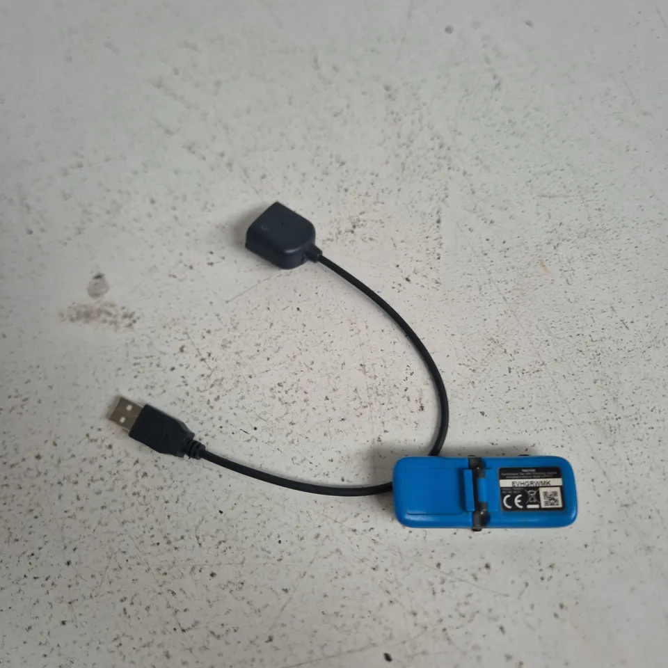 TRACTIVE PET GPS TRACKER – BLUE WITH USB CHARGING CABLE