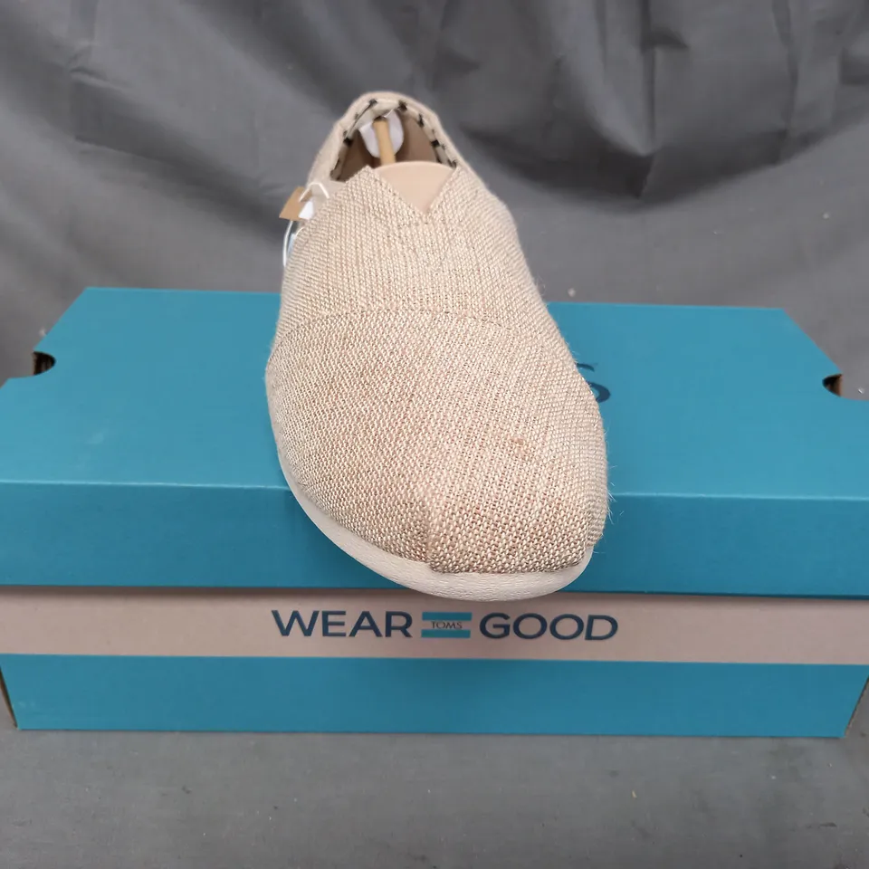 BOXED PAIR OF TOMS CANVAS SLIP-ON SHOES IN SAND UK SIZE 10.5