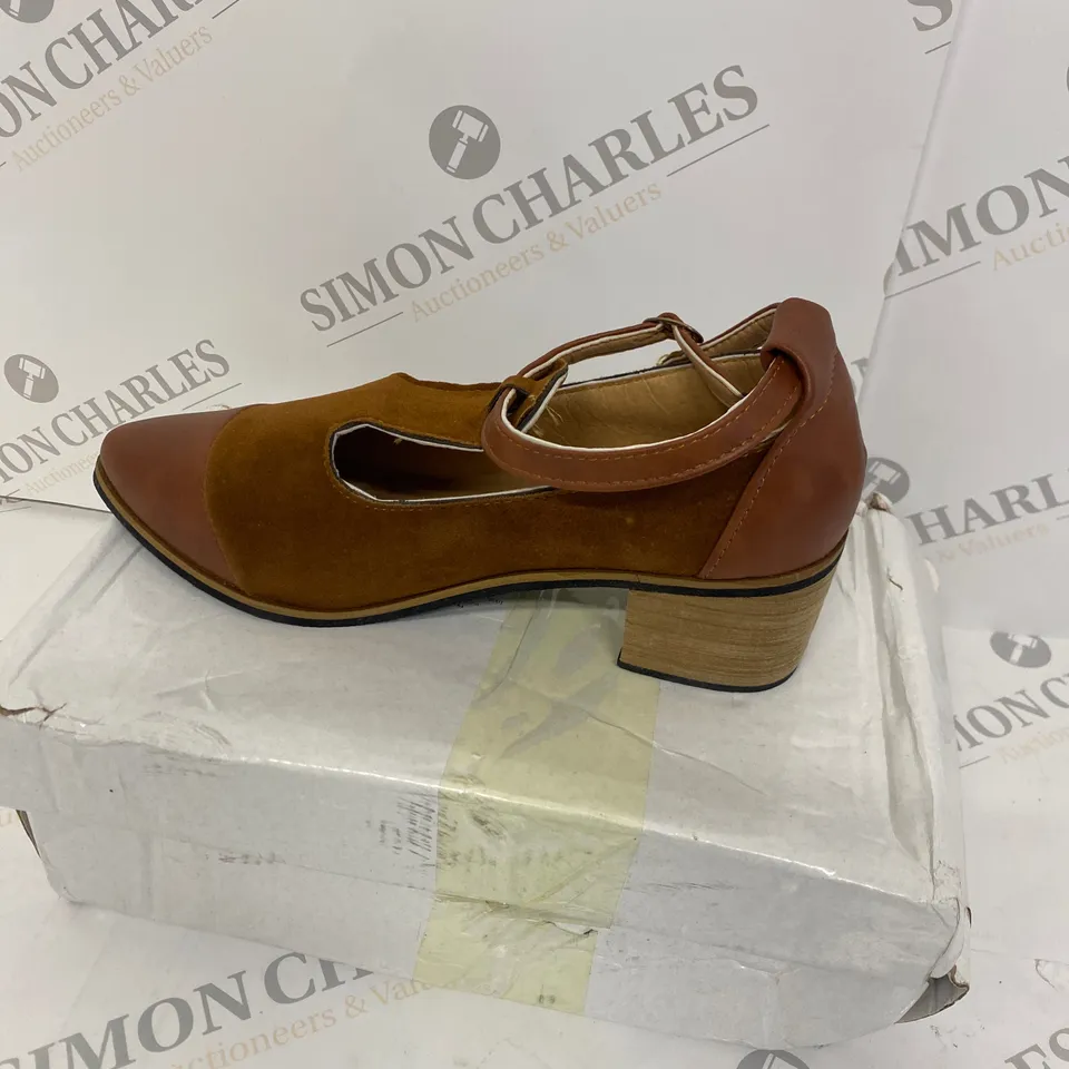 BOXED PAIR OF BROWN SHOES SIZE 38