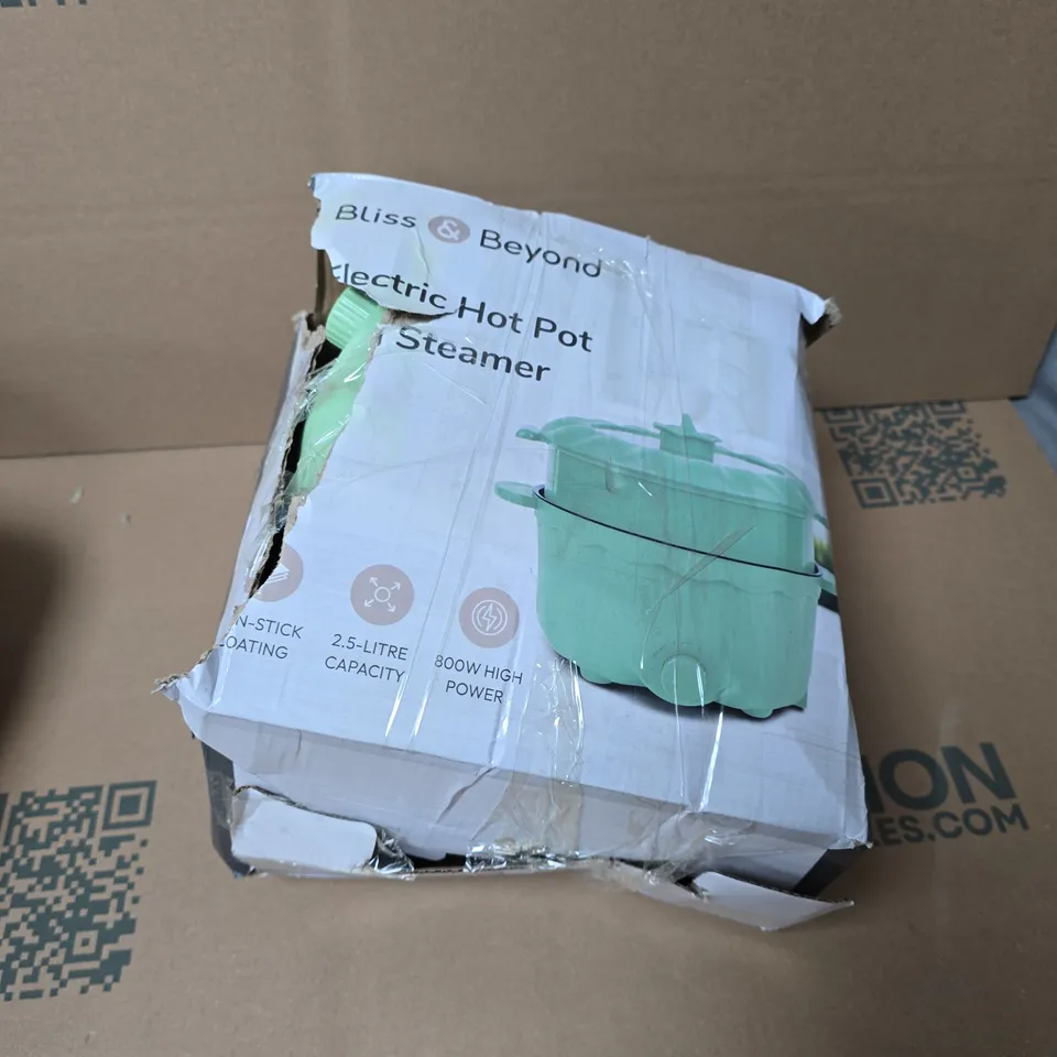 BOX OF APPROXIMATELY 10 ASSORTED ITEMS INCLUDING STEAMER POT AND FAUX FUR SHAWL 