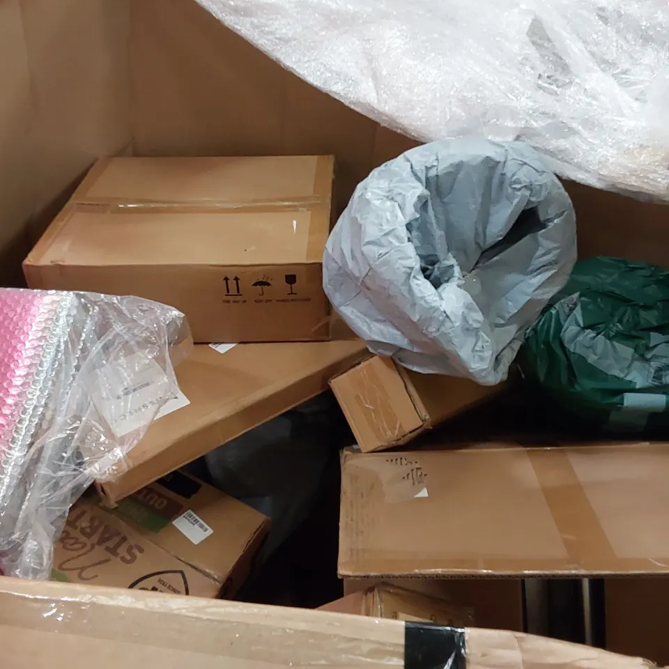 PALLET OF ASSORTED ITEMS INCLUDING: 1850W ELECTRIC STOVE, BEDDING, WAX MELTING FURNACE, PLAYPEN ECT