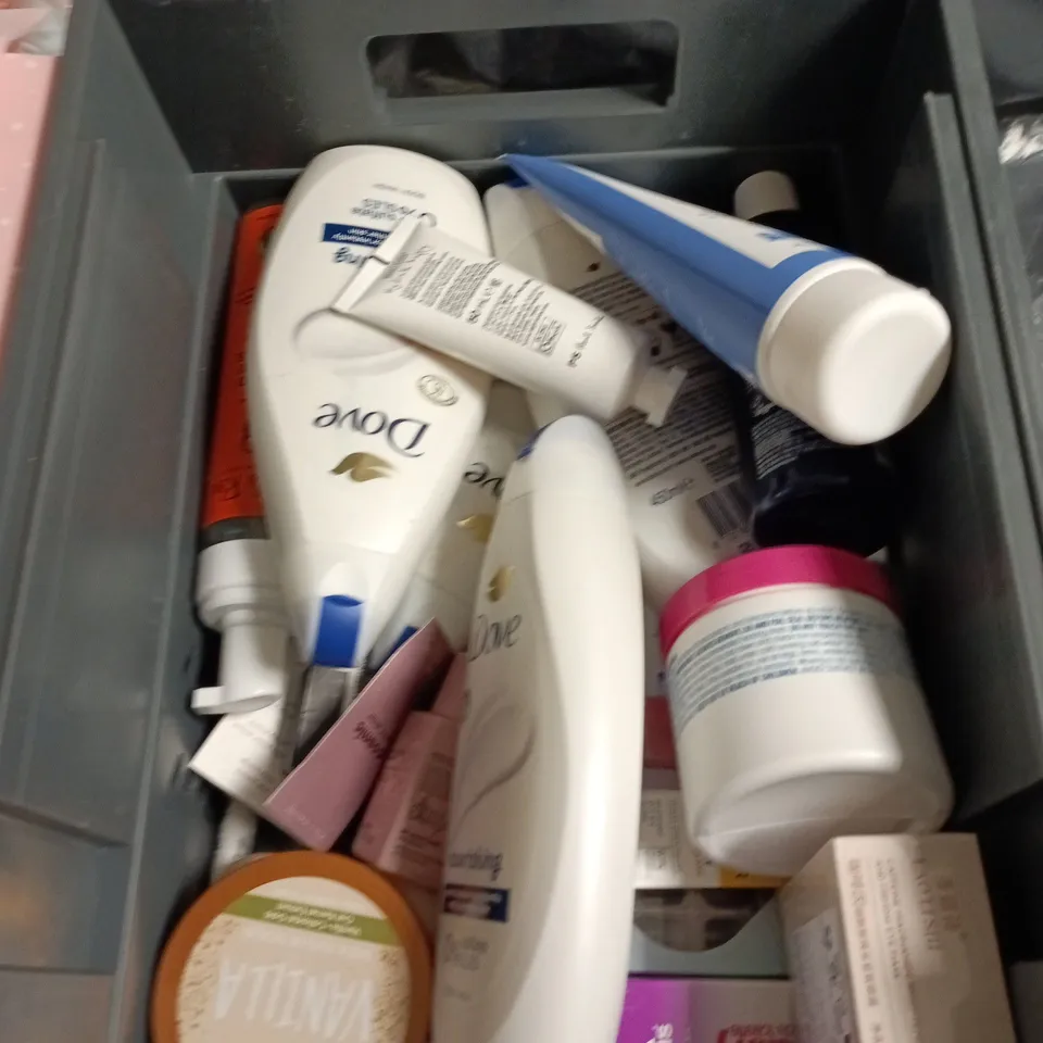 APPROXIMATEY 20 ASSORTED HEALTH AND BEAUTY PRODUCTS TO INCLUDE - DOVE NOURISHING BODY WASH - TED BAKER HAIR & BODY WASH AND PROFUSION NUDES FACE PALETTE
