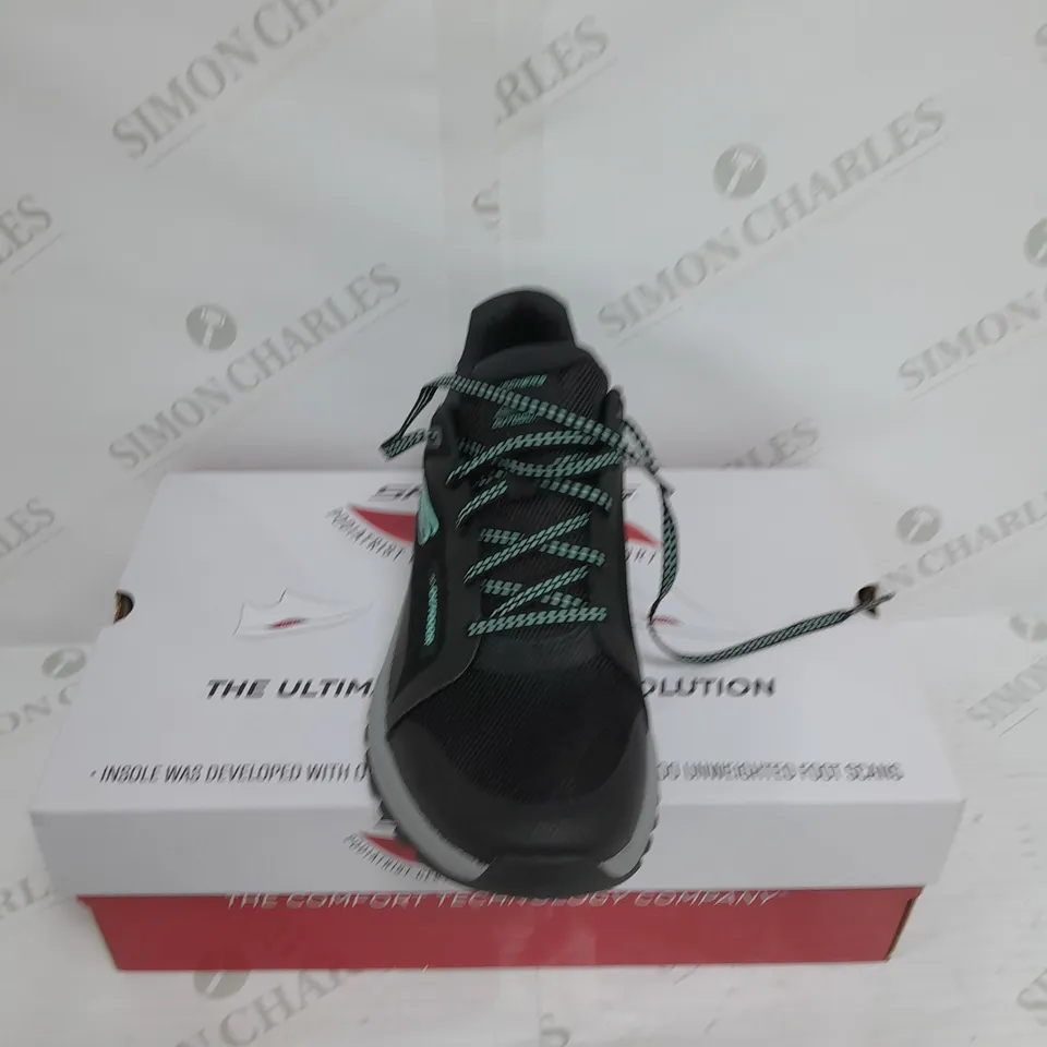 BOXED PAIR OF SKETCHERS SIZE 7 BLACK TRAINER 