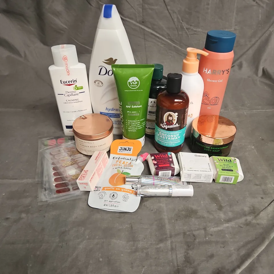 APPROXIMATELY 20 ASSORTED HEALTH & BEAUTY PRODUCTS TO INCLUDE - AVA ESTELL SUMMER BODY CREAM - HARRY'S SHOWER GEL - MY LITTLE COCO EVERYTHING WASH - ETC