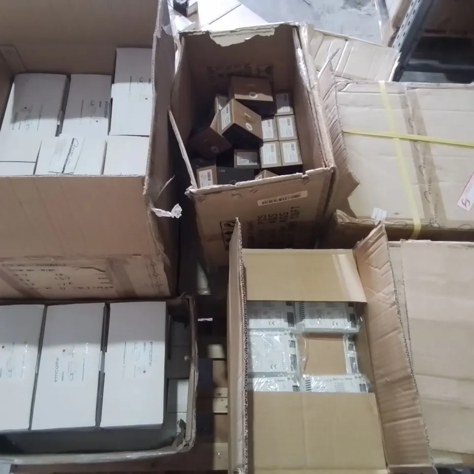 PALLET CONTAINING 13 MULTIPACK BOXES OF ASSORTED LIGHTING ITEMS TO INCLUDE EMCOLITE NINI20 LIGHTS WITH CONTROLLER, ELECTRONIC BALLASTS AND ROSEN LITE LED DOWNLIGHTS 
