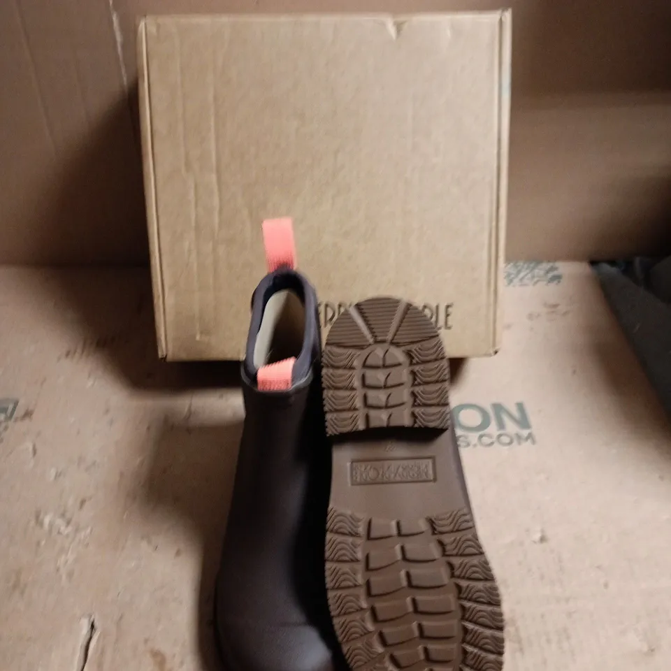 MERRY PEOPLE ANKLE RAIN BOOT – BLACK WITH PINK PULL TABS - SIZE EUR 37 