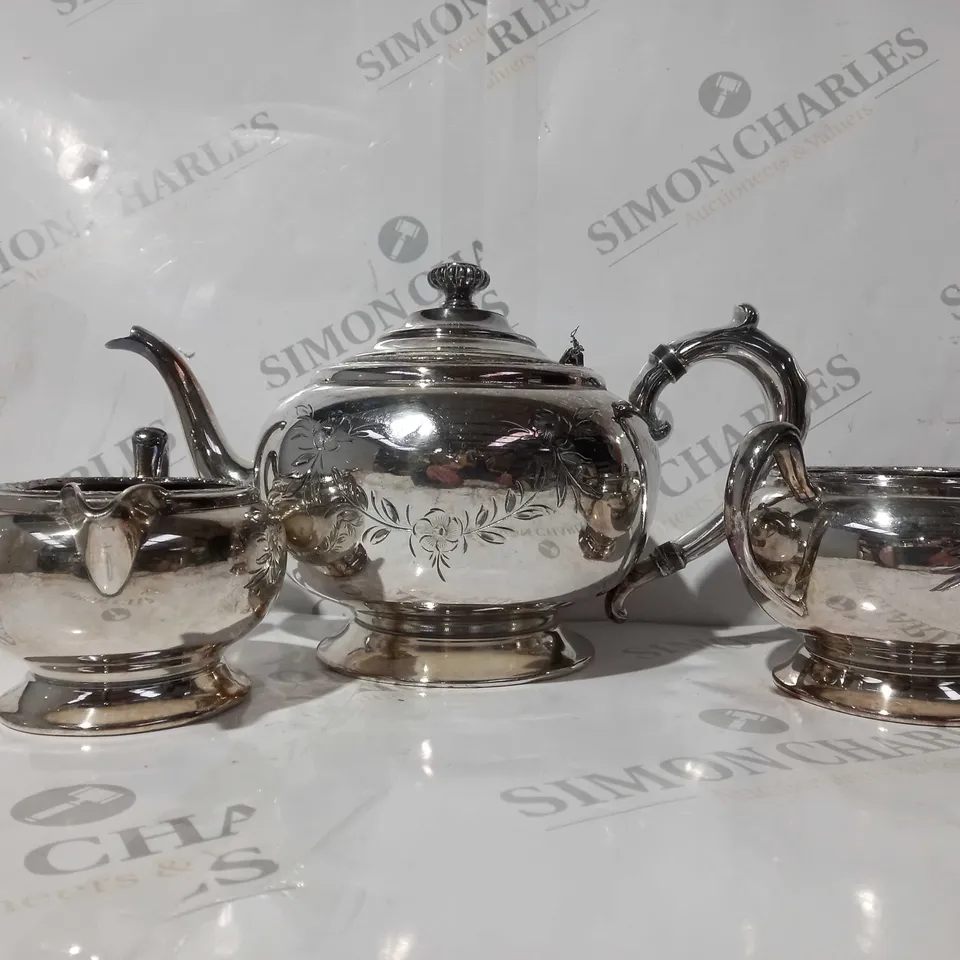 TEAPOT SET IN SILVER COLOUR
