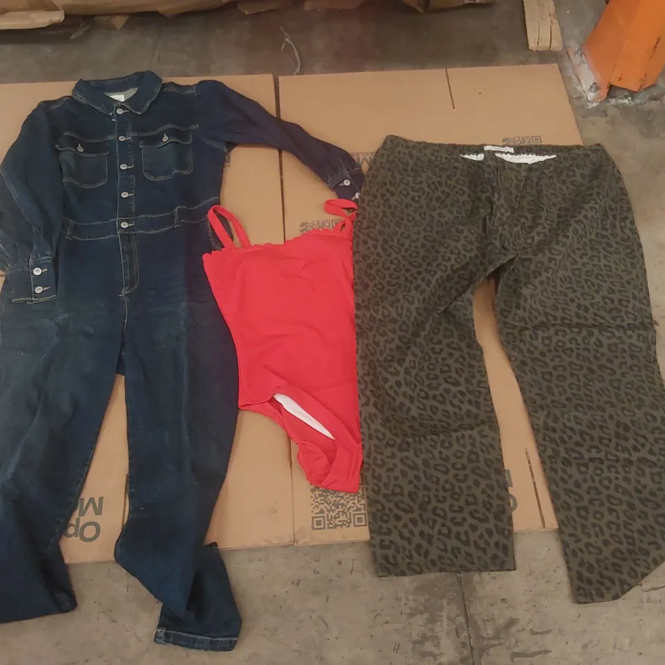 PALLET CONTAINING APPROXIMATELY 450x BRAND NEW ASSORTED DESIGNER CLOTHING ITEMS INCLUDING: SIMPLY BE JEANS, MAGISCULPT BATHING SUIT, JD WILLIAMS TOPS, SIMPLY BE DRESSES ECT