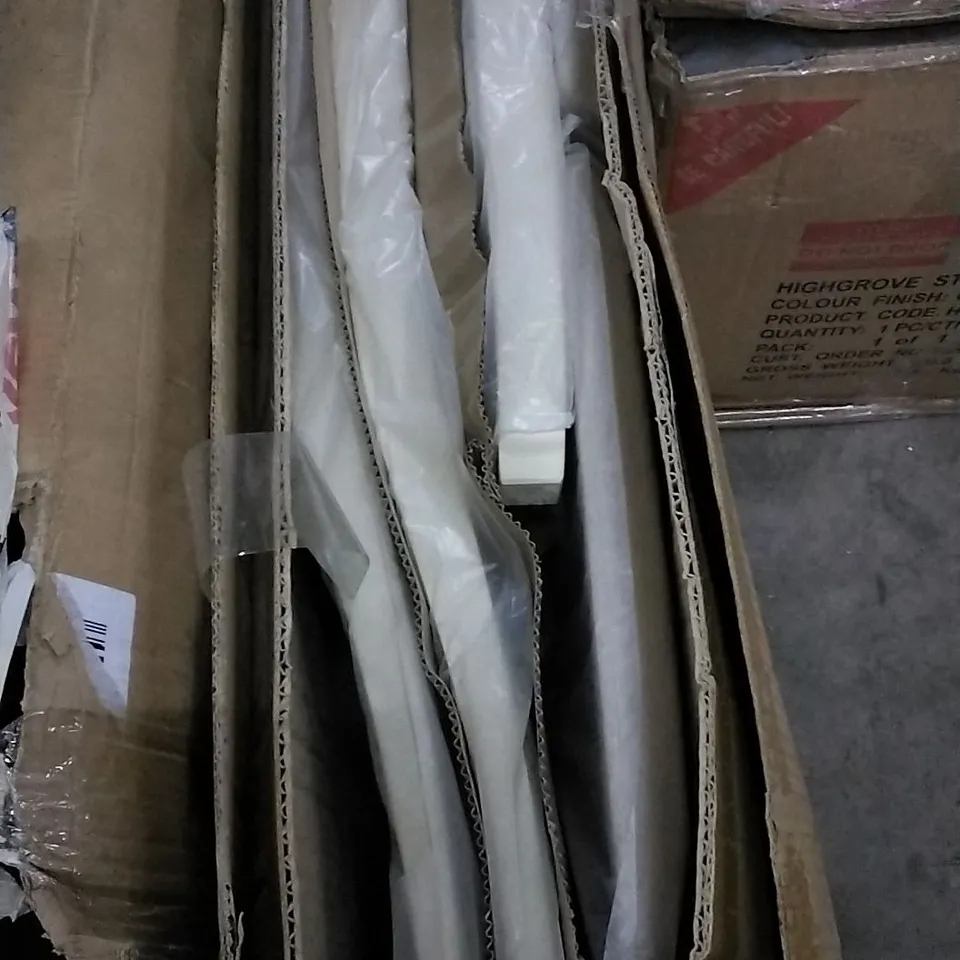 BOX CONTAINING 2 WHITE WOODEN DINING CHAIR