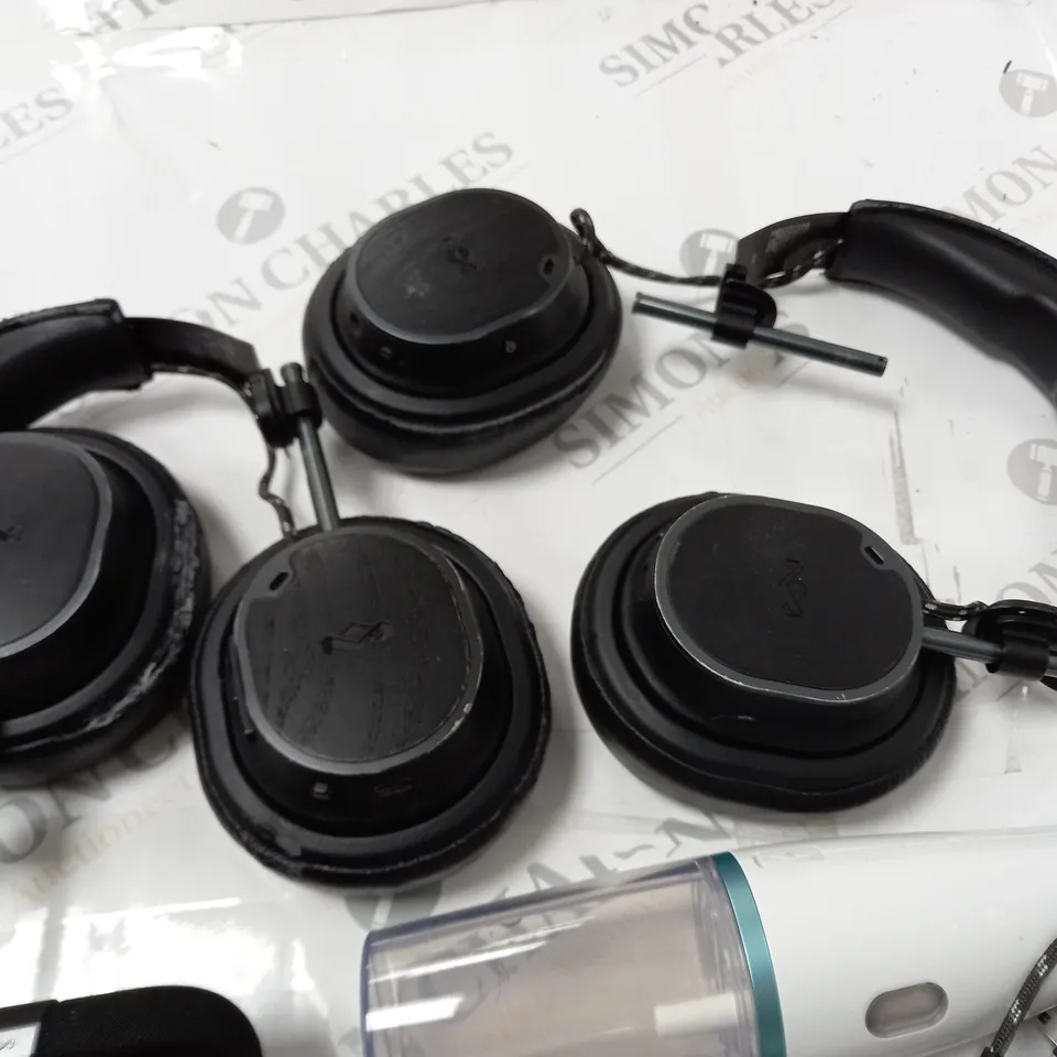 LOT OF 11 ASSORTED TECH ITEMS TO INCLUDE EARPHONES, HOMEDICS SMOOTHEE AND WIRELESS CHARGER