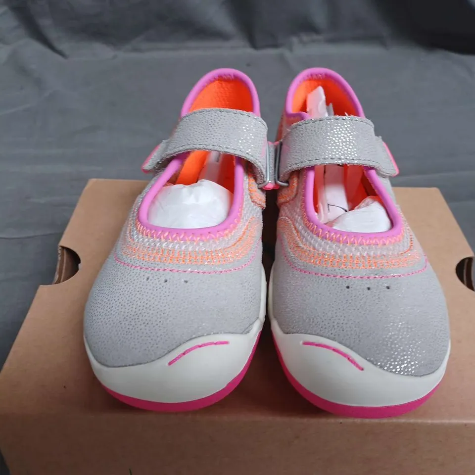 BOXED PLAE KIDS EMME TRAINERS IN SILVER/PINK - UK 11