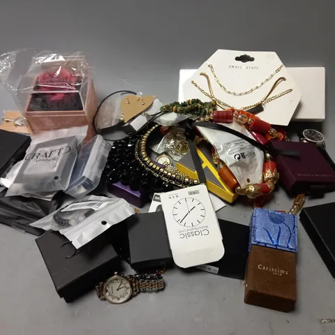 LARGE QUANTITY OF ASSORTED JEWELLERY TO INCLUDE: NECKLACES, RINGS, BRACELETS AND EARRINGS