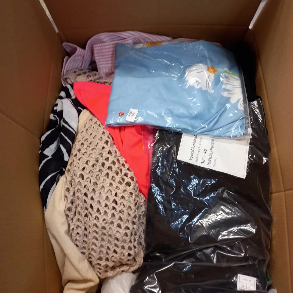 BOX OF APPROX 35 ASSORTED CLOTHING ITEMS TO INCLUDE - DRESSES, T-SHIRTS AND TROUSERS