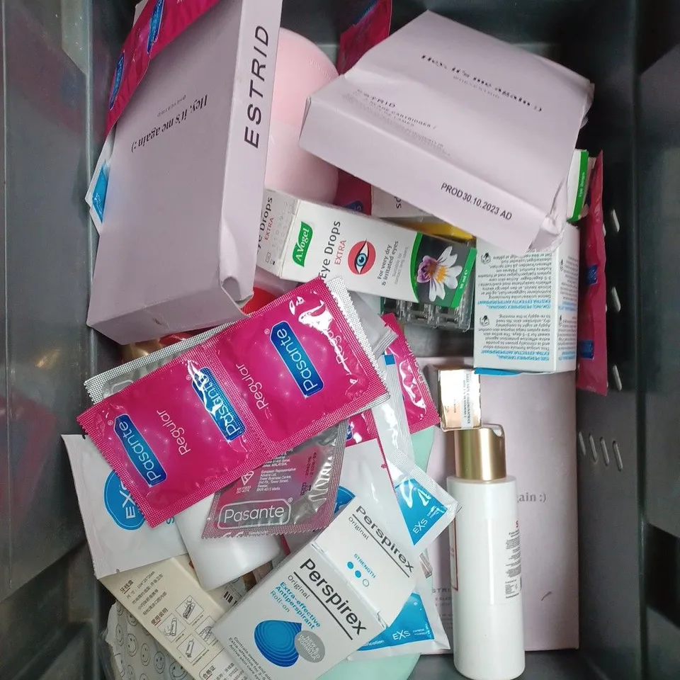 APPROXIMATELY 20 ASSORTED COSMETIC PRODUCTS TO INCLUDE CHILD'S FARM BABY WASH, NIVEA SKIN CLEAR TONER, AND GARNIER HAIR COLOUR