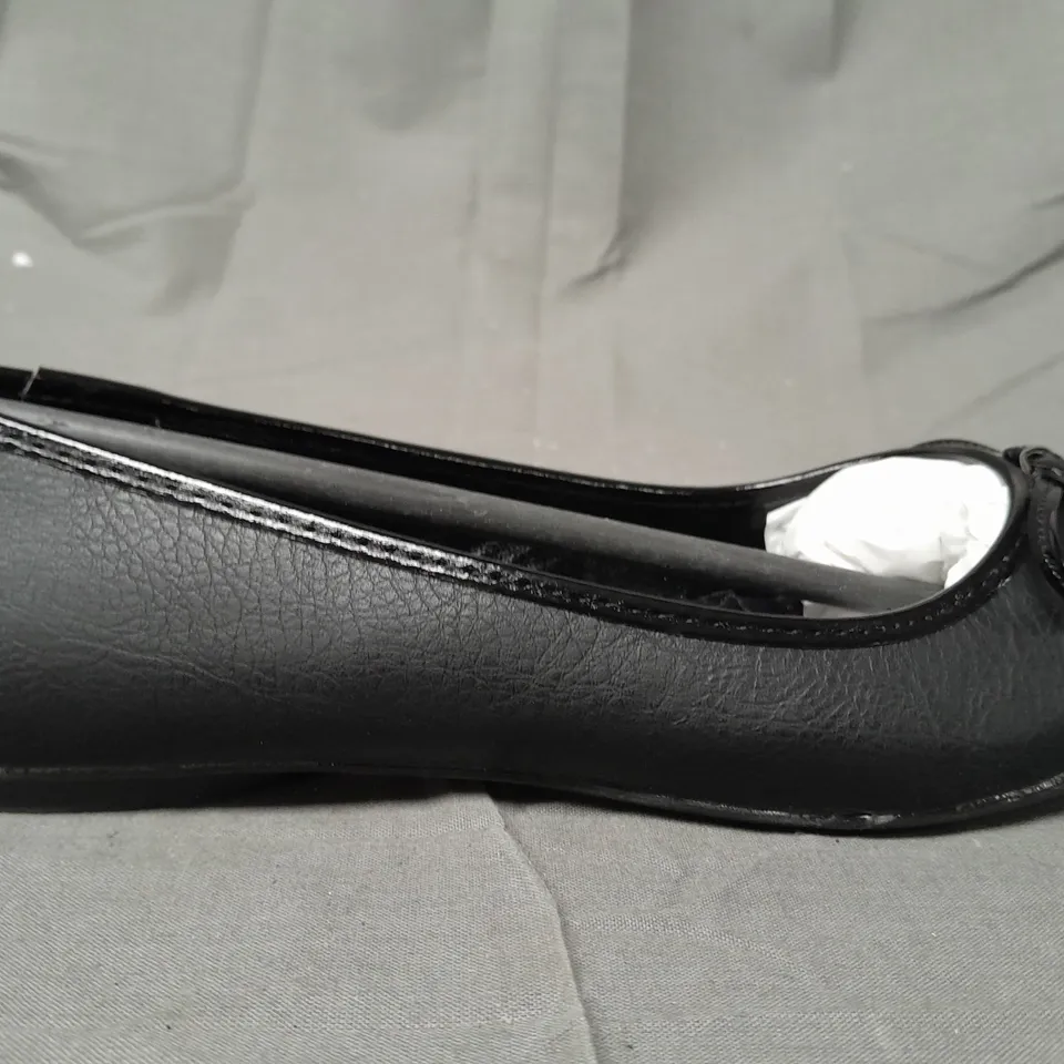 BOX OF APPROXIMATELY 5 PAIRS OF PROFILE SLIP-ON SHOES IN BLACK - VARIOUS SIZES