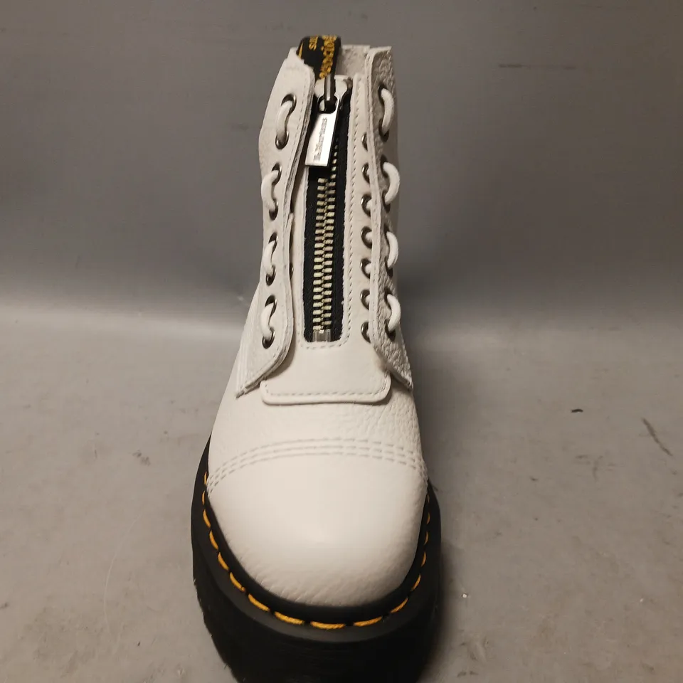 BOXED PAIR OF DR MARTENS ANKLE BOOTS IN WHITE UK SIZE 6
