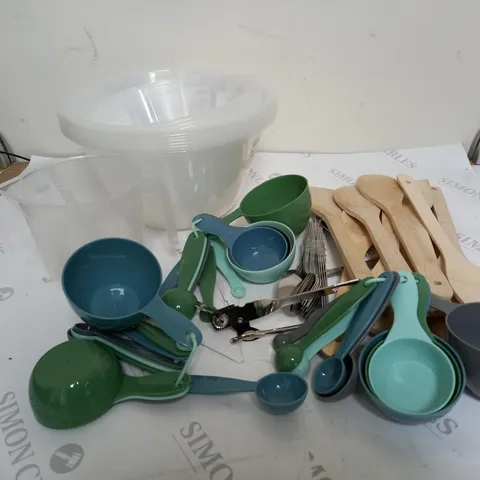 PLASTIC COOKWARE SET