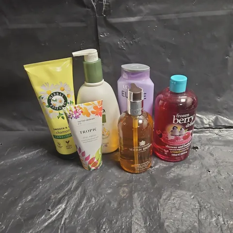 APPROXIMATEY 20 ASSORTED HEALTH AND BEAUTY PRODUCTS TO INCLUDE - L'OREAL ELVIVE SHAMPOO - AVEENO BODY LOTION - TROPIC DEODORANT - ETC