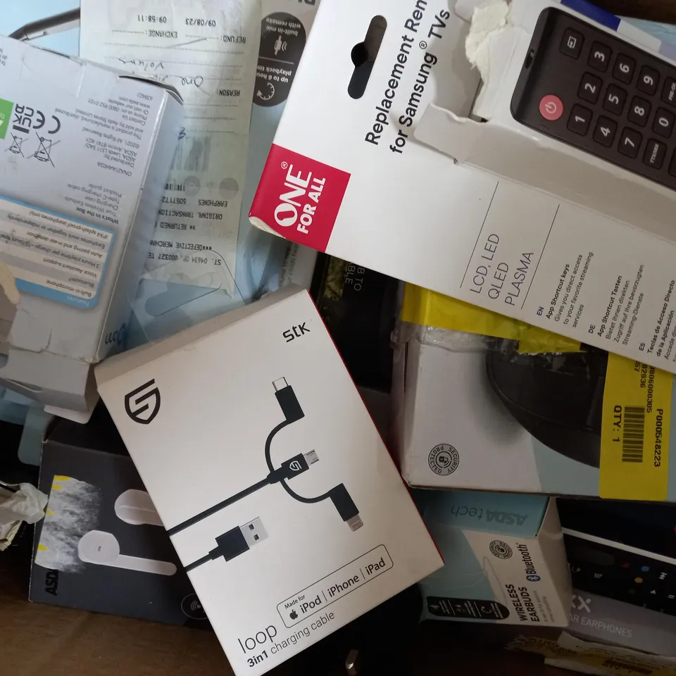 APPROXIMATELY 20 ASSORTED ITEMS TO INCLUDE PC HEADSET, PORTABLE BLUETOOTH SPEAKER, HDTV INDOOR AERIAL ETC.