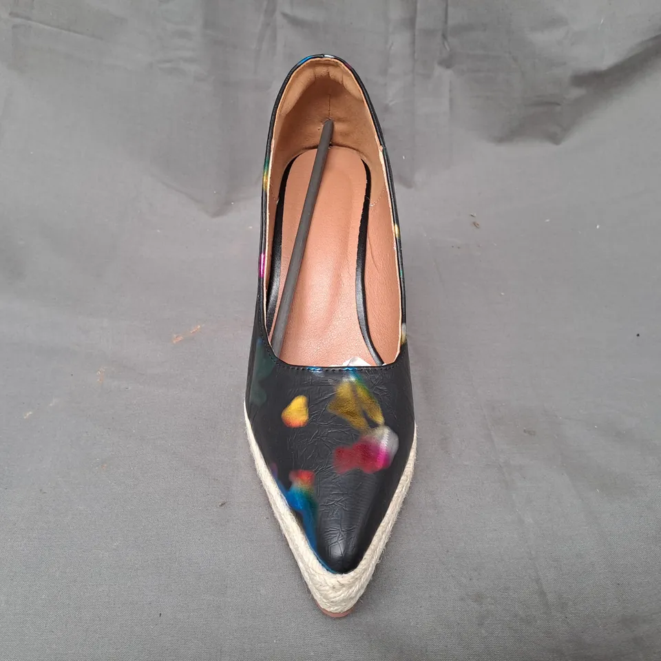 BOXED PAIR OF DESIGNER POINTED TOE HIGH WEDGE SHOES IN BLACK/MULTICOLOUR EU SIZE 41